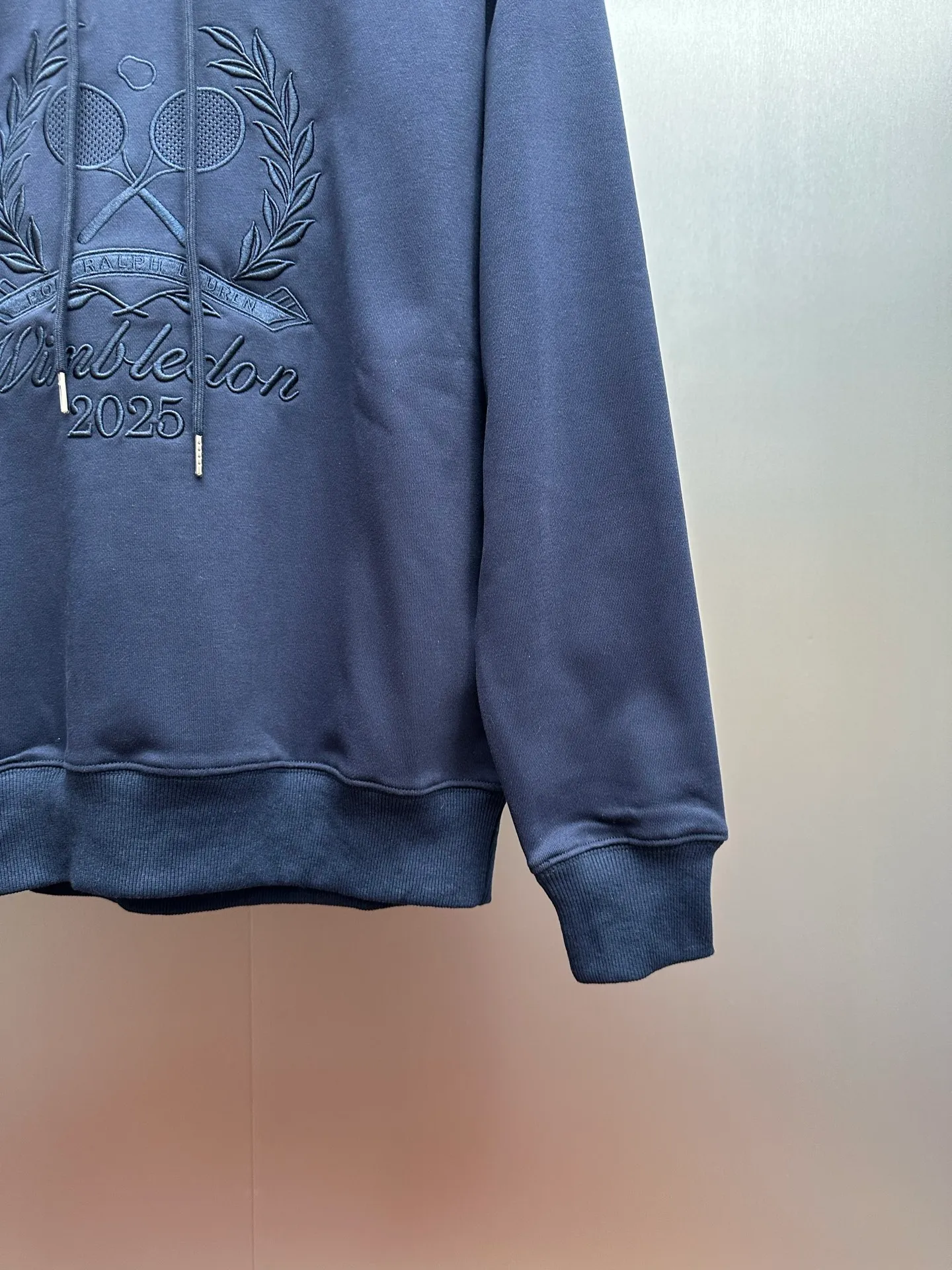 P280 RalphLauren/Ralph Lauren 2025 new autumn and winter large embroidered hooded sweatshirt Ralph Lauren's age-reducing item, the coat fabric is made of 60% cotton ➕40% polyester, which not only retains the softness, comfort and breathability of cotton, but also adds the wear resistance and wrinkle resistance of polyester fiber, making the clothes more durable and easy to care for. Even in slightly cooler weather, you won't feel stuffy when wearing it. This kind of fabric has a natural crisp feel and is not easy to pill or deform. Hooded design effectively improves thermal insulation performance. The embroidery on the chest and the fabric are of the same color. The colors are full, three-dimensional and lifelike, adding a bit of liveliness and interest to the whole sweatshirt. There is no pressure to dress, regardless of age or gender. Complete accessories!  Color: navy blue, black, gray size: S-xL